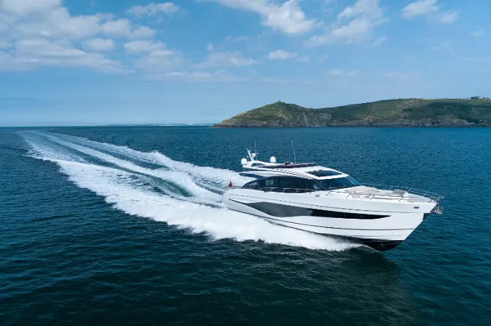 Yacht naviguant sur une mer calme