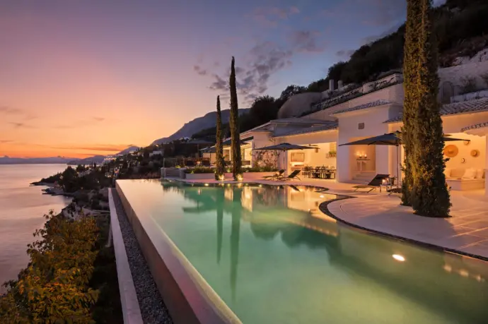 Villa avec piscine en bord de mer